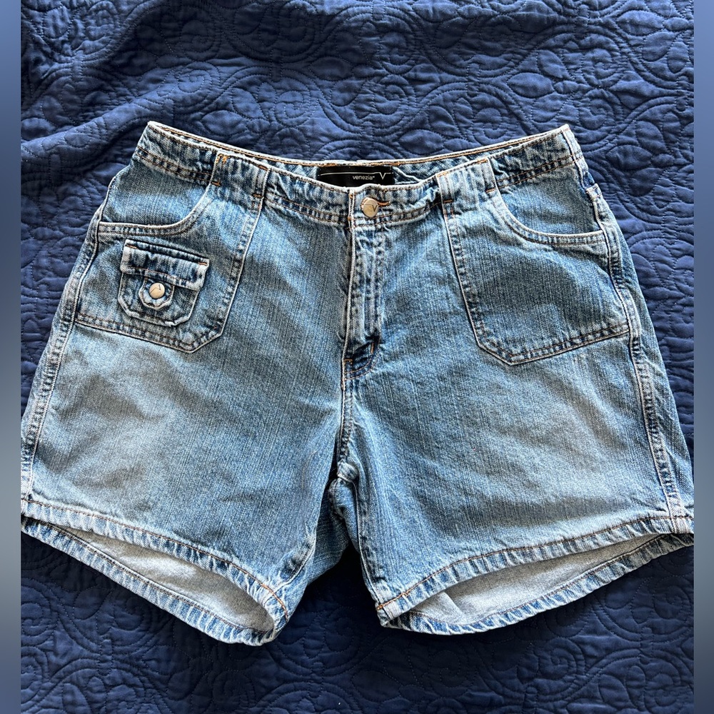 Size 14 Venezia vintage 90’s high waisted mom denim shorts.